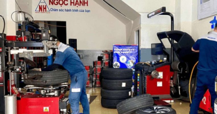 Dịch vụ cứu hộ xe thủng lốp của SOSXEMAY